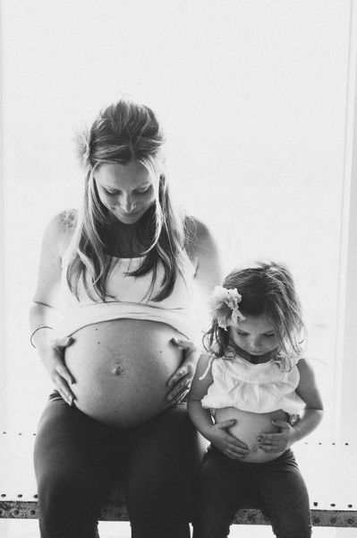 Mãe e filha olhando para as barrigas. Fofo! (Foto: Reprodução)